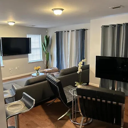 Luxury Townhouse In Newark Apartment